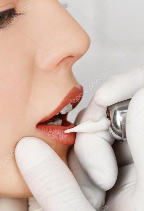 depositphotos_66162824-stock-photo-cosmetologist-making-permanent-makeup-close depositphotos_66162824-stock-photo-cosmetologist-making-permanent-makeup-close